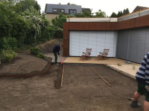 Neugestaltung einer Gartenanlage mit Rollrasenverlegung, Kiesbeeten und Maulwurfschutz, Dirk Prothmann Garten- und Landschaftsbau, Hille