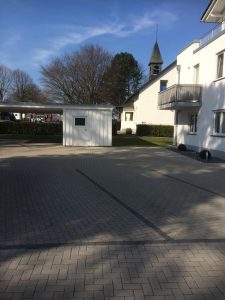 Außenanlage an einem Mehrfamilienhaus, Dirk Prothmann Garten- und Landschaftsbau, Hille