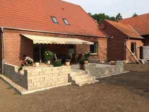 Terrassengestaltung mit einer Trockenmauer, Dirk Prothmann Garten- und Landschaftsbau, Hille