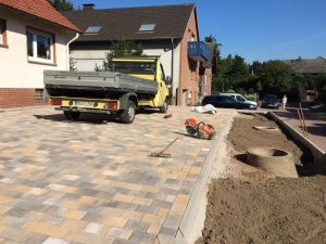 Parkflächen an einem Zweifamilienhaus, Dirk Prothmann Garten- und Landschaftsbau, Hille